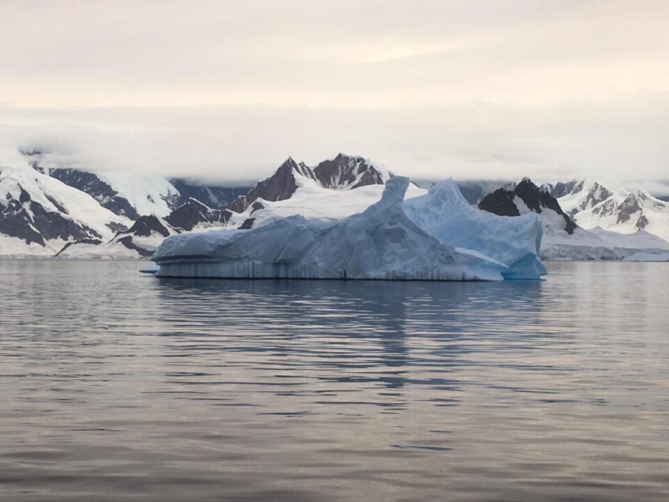 Iceberg flotando en el mar de Antártica